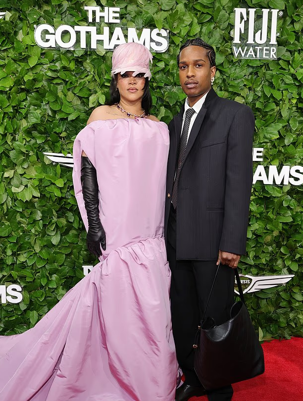 Çoxlu pulu var, amma geyinə bilmir - Rihanna tənqid olundu (FOTOLAR)